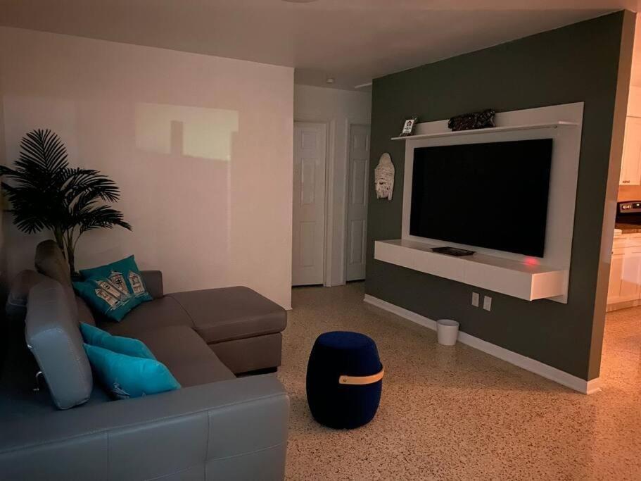Stayover In Miami Home 2Br - 1Bth - Free Parking Екстер'єр фото